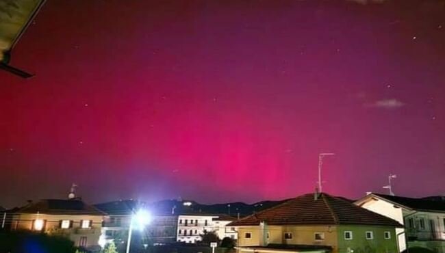 Il 31 dicembre 2024 potrebbe regalare aurore boreali inaspettate nel Nord Italia