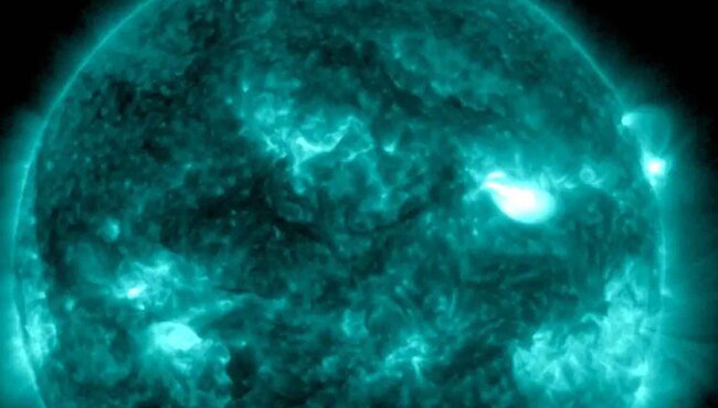 Nuovo brillamento solare di classe X1.5: impatti e previsioni per la Terra