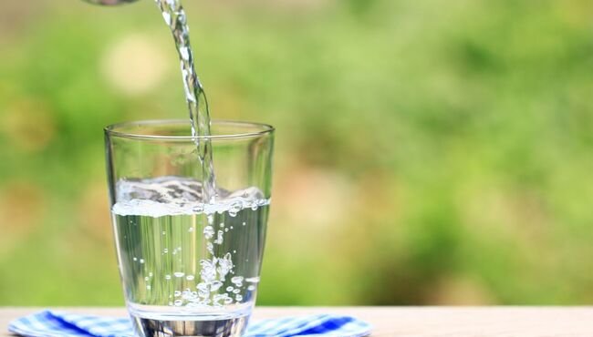 Acqua minerale contaminata: scoperta preoccupante di TFA in 10 su 19 marchi europei